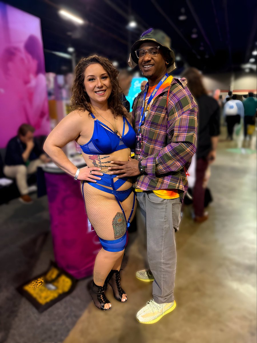 DonutDazeX's tweet photo. So I met @hoopsydaisychi outside of the Crown Plaza taking a smoke break with @marvelleeXXX. Hands down she's has some really nice feet! I'm definitely gonna have to plan a trip to the West Coast and work with Daisy Chi! A very beautiful woman and I enjoyed the time meeting you for the first time in Chicago for @exxxotica.
