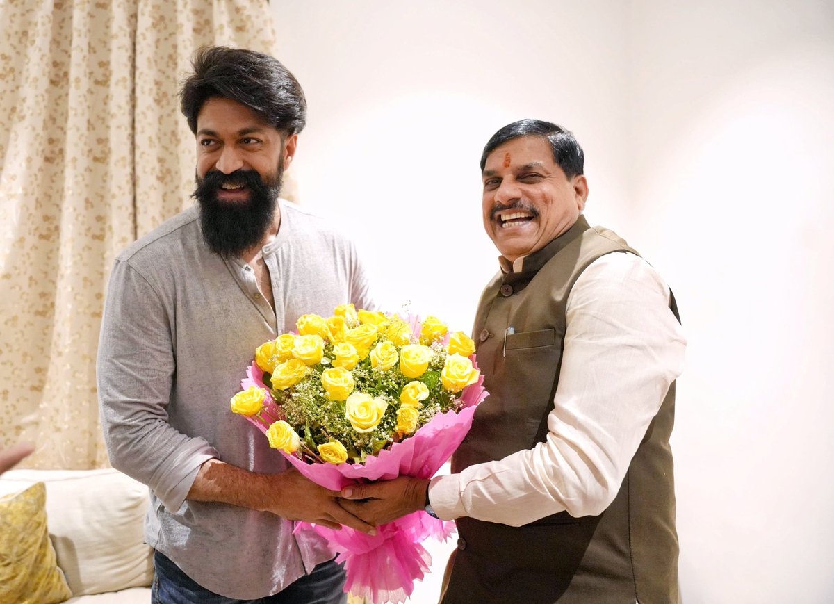 DrMohanYadav51's tweet photo. आज उज्जैन में लोकप्रिय अभिनेता श्री @TheNameIsYash ने सौजन्य भेंट की।

अपने उत्कृष्ट अभिनय से आप फिल्म जगत को नई ऊंचाइयों तक ले जाएं, मेरी यही शुभकामनाएं हैं। https://t.co/xZAwPLaVVu