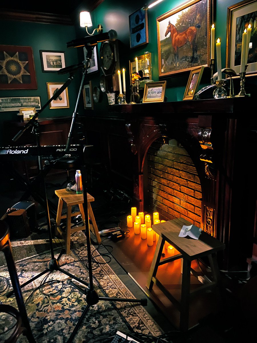 SDsheeran's tweet photo. Made it into @edsheeran’s Old Phone Pub speakeasy at Coachella last night 🤩

#edsheeran #Coachella #edchella #oldphonepub https://t.co/VUnbyRYT3r