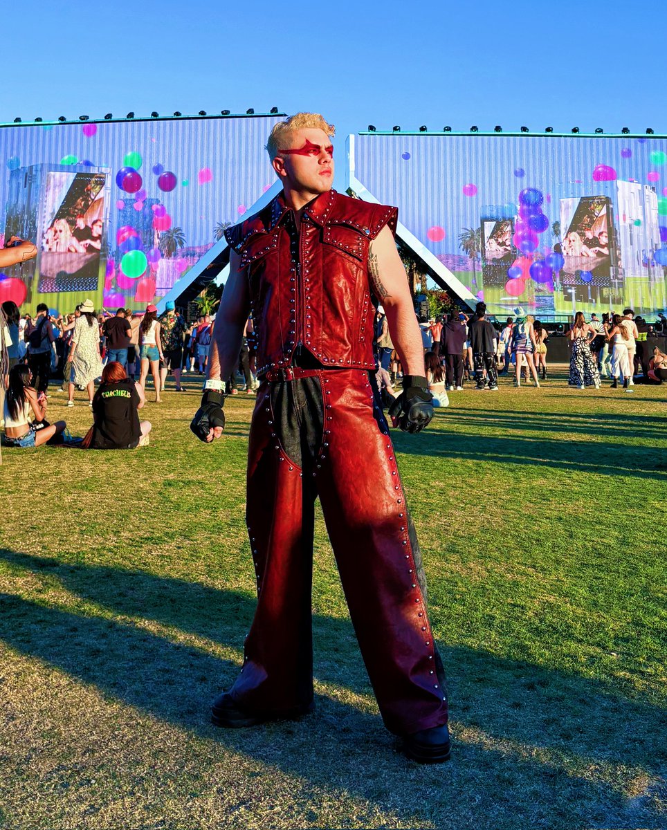carlosgzz03's tweet image. Bloooodyyy Maaaryy 

#coachella Day 2
#gagachella ❤️