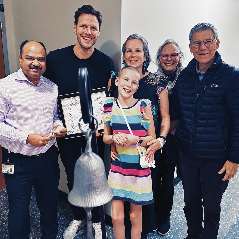 childrensatvcu's tweet photo. After Aina was diagnosed with a Wilms tumor, she underwent a successful surgery and chemotherapy with our team here at #CHoR. Now this "energetic, hilarious, sweet, and deeply caring little fireball" is ringing the bell, marking the official end of her treatment. #pediatriccancer https://t.co/xRhoDtRO8k