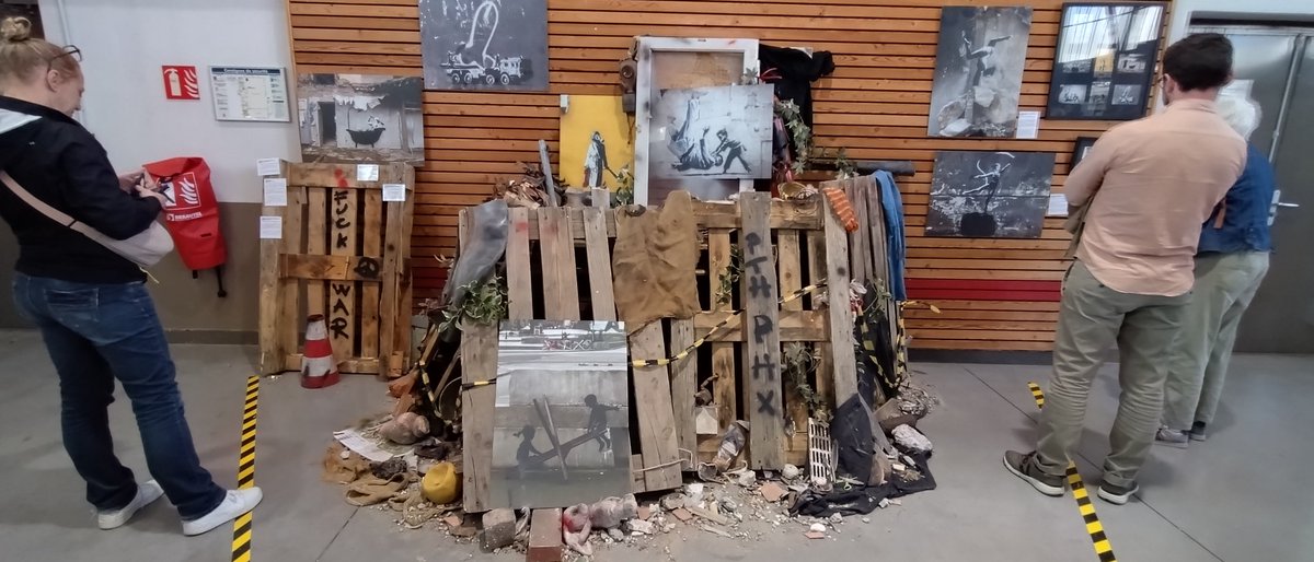 LFraiseberry's tweet image. Aujourd'hui c'était un jour assez spécial j'ai eu la chance de faire un expo passionnante sur #Banski et son travail en périphérie de Grenoble, Voici quelques clichés, en bonus il y avait un artiste Local OTIST 🤩