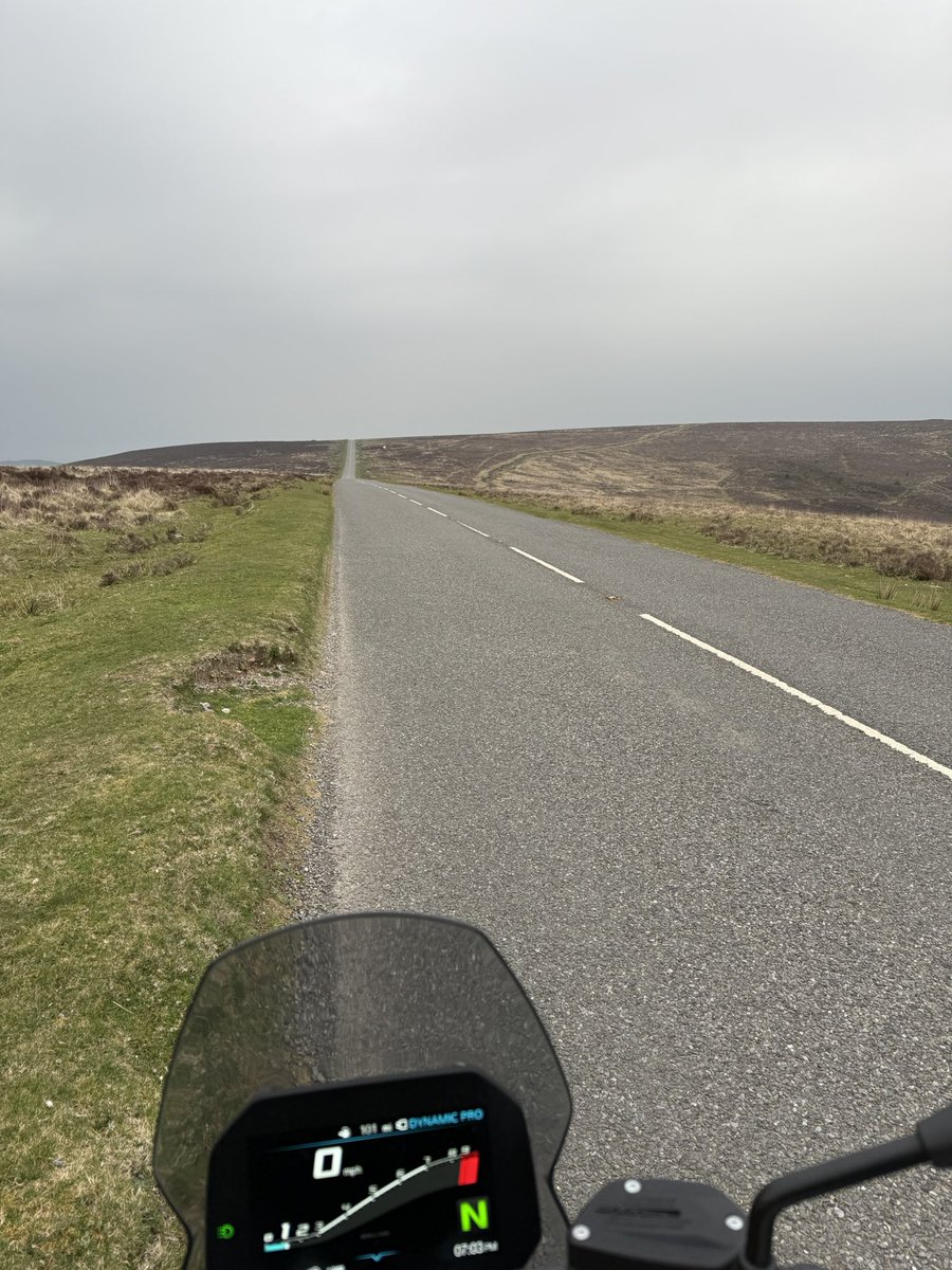 mototingle's tweet photo. Absolutely perfect 👌 
Visor down, launch it, modulate the throttle desperately trying to keep the front end down, go go go!, pin the throttle wide open in 5th and 6th, don’t look at the speedo till your at the top of the hill #DynamicPro 🚀 #Rapido https://t.co/pbHJLPDN2J