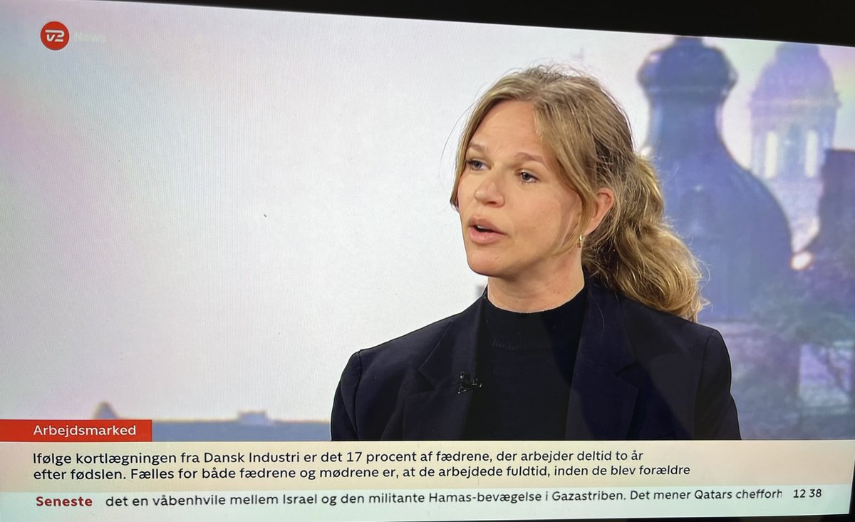 ginemalthak's tweet photo. Nye tal fra @DanskIndustri: 51 pct af førstegangsmødre arbejder deltid to år efter fødslen. 17 pct af fædrene gør det samme. Alle arbejdede fuldtid inden de blev forældre. Jeg kommenterede på @tv2newsdk i dag med fokus på den enkelte arbejdsplads’ handlerum. https://t.co/dk4jUg5DuK