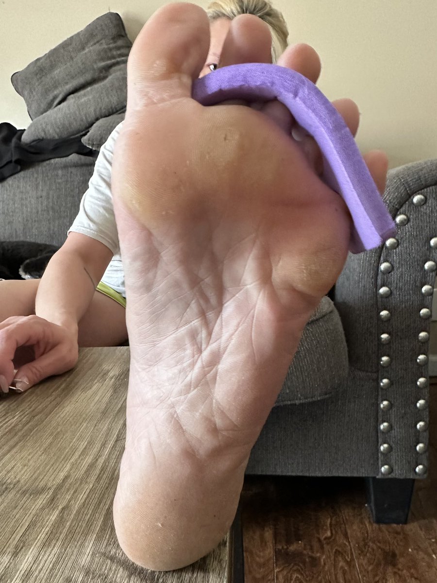 MrsElleeC's tweet photo. #toeseparators #pedicure #footfetish https://t.co/IJb682DZ1S