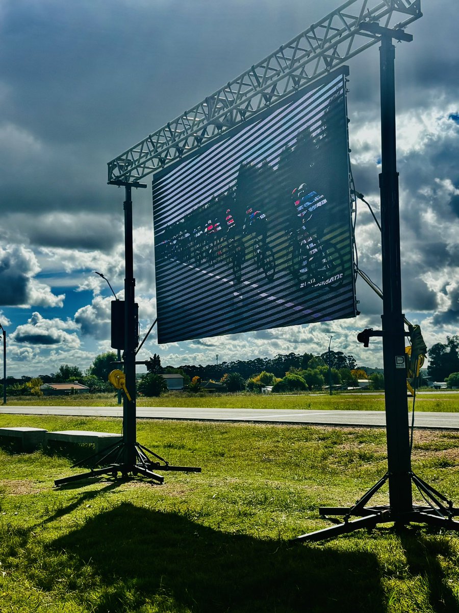 PolisElso's tweet photo. Treinta y Tres sigue la Vuelta Ciclista desde una pantalla, ubicada  en la Pista de Ciclismo del Polo Deportivo, en aguante a Anderson Maldonado y a todos los treintaitresinos que participan. https://t.co/JB5jwYQJ8t