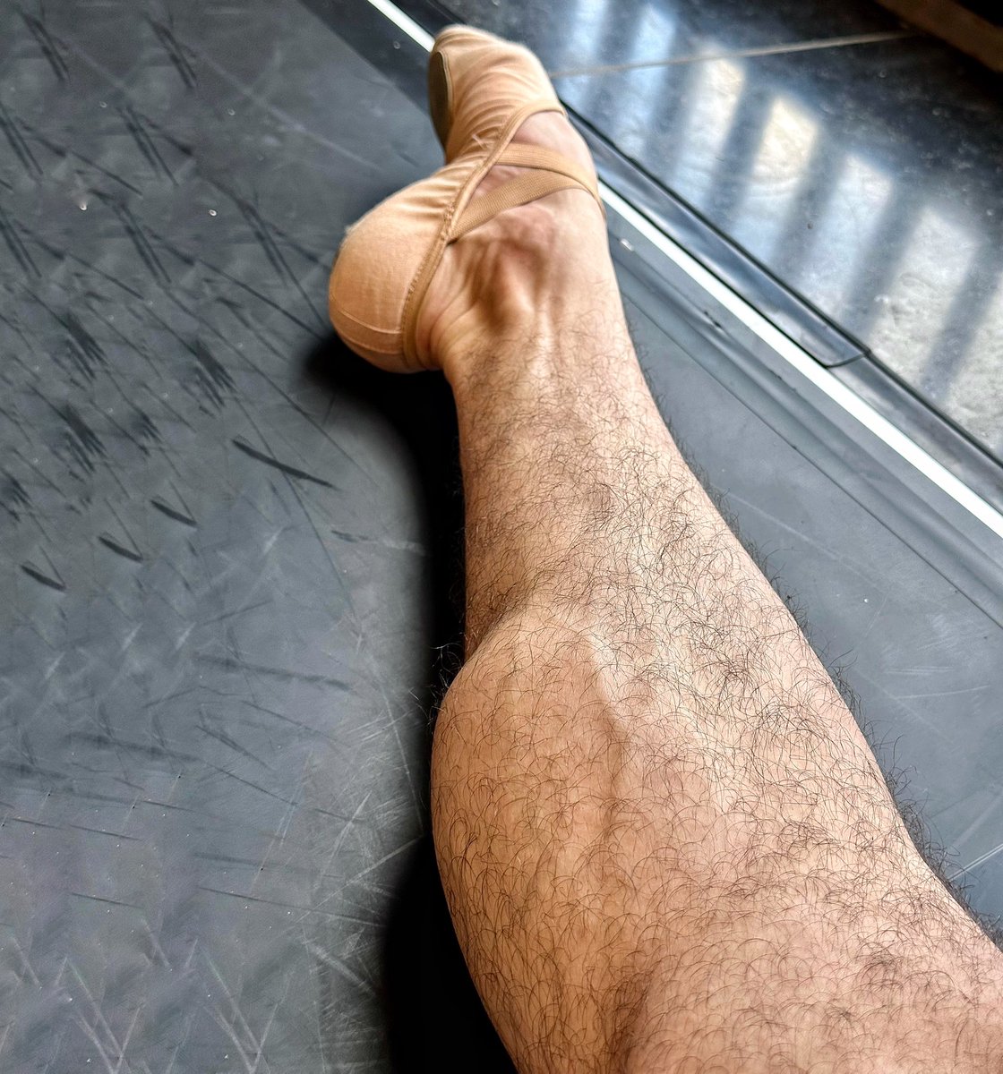 AhmadJoudeh90's tweet photo. #legs in #ballet vs #legs in #gym #workout #dance #menlegs #men https://t.co/8mpd6Zyr58