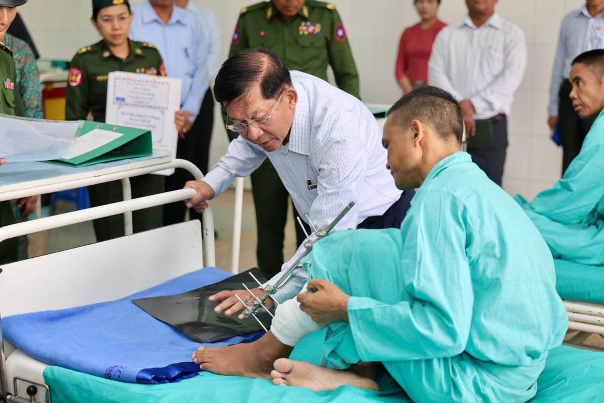 MoeSatKhinn's tweet photo. On April 20, SAC Chairman PM Sr. Gen. Min Aung Hlaing visited and encouraged #earthquake victims at Military Hospital (1/700) in #PyinOoLwin, inspecting injured officers and soldiers and providing necessary support.
#MyanmarFactCheck 
@ASEAN @UN @volker_turk @CNN @AP @UNOCHA https://t.co/Gp2NMEkj0z