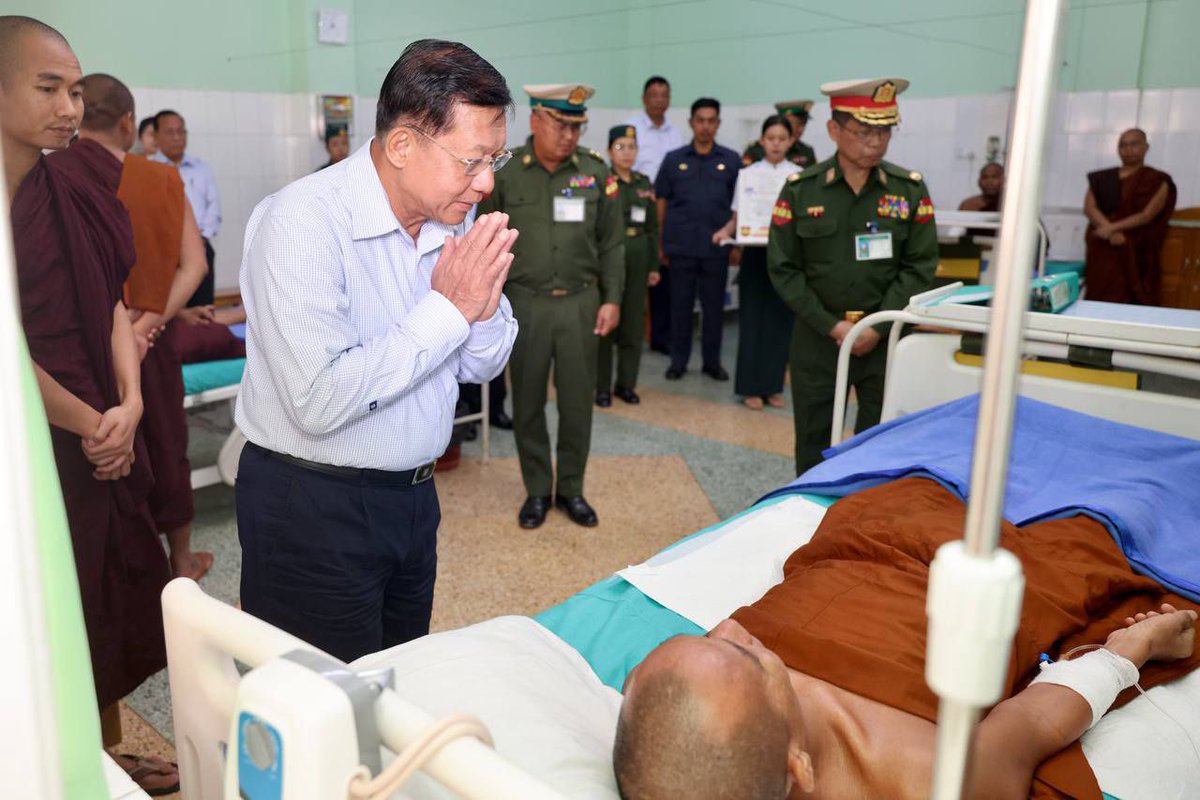 MoeSatKhinn's tweet photo. On April 20, SAC Chairman PM Sr. Gen. Min Aung Hlaing visited and encouraged #earthquake victims at Military Hospital (1/700) in #PyinOoLwin, inspecting injured officers and soldiers and providing necessary support.
#MyanmarFactCheck 
@ASEAN @UN @volker_turk @CNN @AP @UNOCHA https://t.co/Gp2NMEkj0z