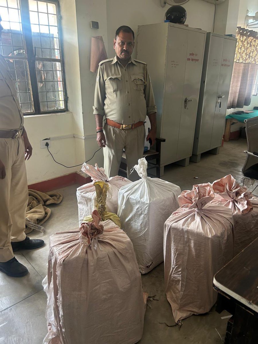 upexcise's tweet photo. ▪️ उन्नाव-आबकारी,पुलिस व एसओजी टीम ने आगरा एक्सप्रेस वे पर जोगी कोट अन्डर पास के पास से दो कारों से हरियाणा की 134.97 बली.विदेशी शराब बरामद की।
▪️तीन तस्करों को गिरफ्तार किया गया
▪️स्फिट डिजायर एवं इको वाहन से हरियाणा प्रान्त की 45 बोतल रेड लेबिल,45 बोतल ब्लेन्डर प्राइड, 37 बोतल रायल ग्रीन,23 सिगनेचर हाफ,45 रायल ग्रीन हाफ,46 ब्लेन्डर प्राइड क्वाटर,33 रायल ग्रीन क्वाटर विदेशी मदिरा बरामद की गई।@UPGovt @nitinagarwal_n @ChiefSecyUP @UPCane @InfoDeptUP @Uppolice @dmunnao
