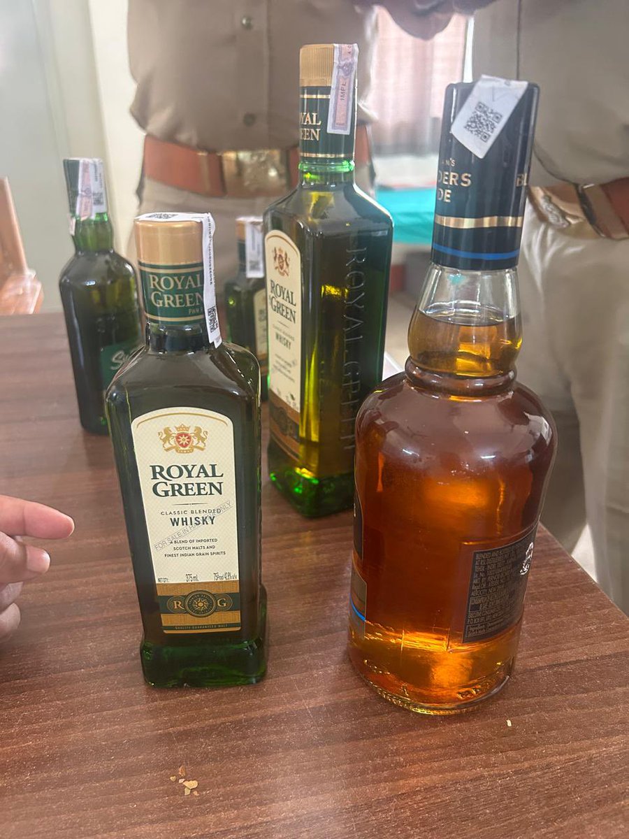 upexcise's tweet photo. ▪️ उन्नाव-आबकारी,पुलिस व एसओजी टीम ने आगरा एक्सप्रेस वे पर जोगी कोट अन्डर पास के पास से दो कारों से हरियाणा की 134.97 बली.विदेशी शराब बरामद की।
▪️तीन तस्करों को गिरफ्तार किया गया
▪️स्फिट डिजायर एवं इको वाहन से हरियाणा प्रान्त की 45 बोतल रेड लेबिल,45 बोतल ब्लेन्डर प्राइड, 37 बोतल रायल ग्रीन,23 सिगनेचर हाफ,45 रायल ग्रीन हाफ,46 ब्लेन्डर प्राइड क्वाटर,33 रायल ग्रीन क्वाटर विदेशी मदिरा बरामद की गई।@UPGovt @nitinagarwal_n @ChiefSecyUP @UPCane @InfoDeptUP @Uppolice @dmunnao