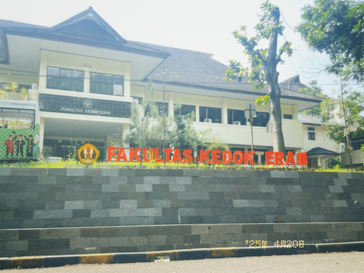 kkeyropie's tweet photo. toOOooDaaayy!💚 habis visit gedung buat utbk https://t.co/RK2sQ13hqK