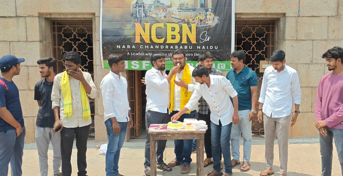 ganeech999's tweet photo. ఆంధ్రప్రదేశ్ ముఖ్యమంత్రి శ్రీ నారా చంద్రబాబు నాయుడు @ncbn గారి 75 వ జన్మదినం సందర్భంగా ఈ రోజు ఉస్మానియా యూనివర్సిటీలో జన్మదిన వేడుకలు తెలపడం జరిగింది.. @naralokesh @ManagingTrustee @JaiTDP @PawanKalyan @Anitha_TDP #HappyBirthdayCBNSir #Telangana #tnsf #jaitdp https://t.co/L5lycG3rMZ