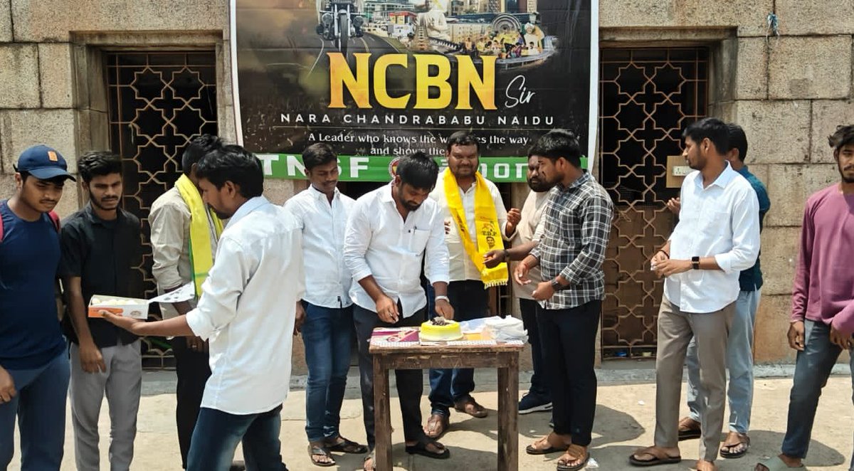 ganeech999's tweet photo. ఆంధ్రప్రదేశ్ ముఖ్యమంత్రి శ్రీ నారా చంద్రబాబు నాయుడు @ncbn గారి 75 వ జన్మదినం సందర్భంగా ఈ రోజు ఉస్మానియా యూనివర్సిటీలో జన్మదిన వేడుకలు తెలపడం జరిగింది.. @naralokesh @ManagingTrustee @JaiTDP @PawanKalyan @Anitha_TDP #HappyBirthdayCBNSir #Telangana #tnsf #jaitdp https://t.co/L5lycG3rMZ