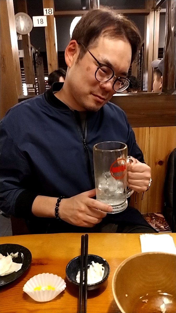 asukaami's tweet photo. 落ち込んでる高島
慰めるのは大変の巻 https://t.co/vcseAEgoCO