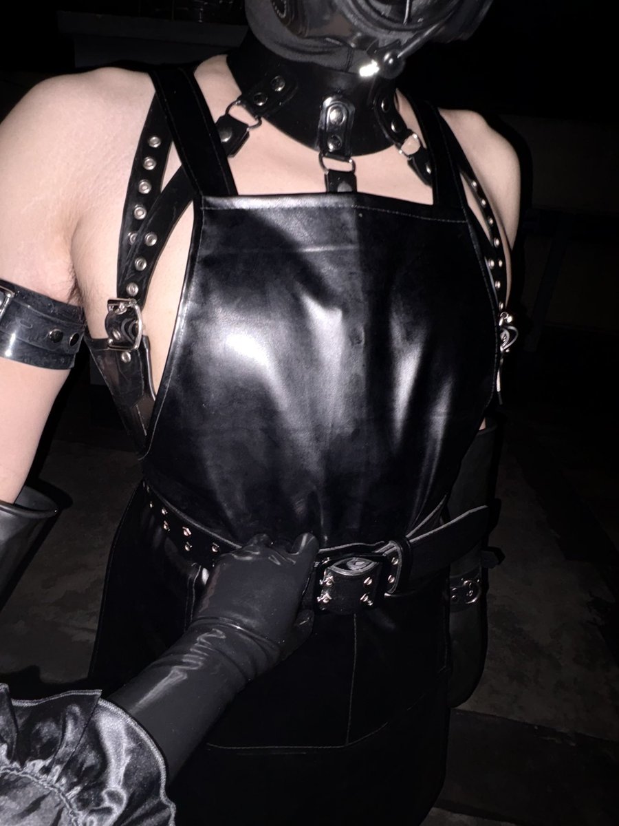 funeralarcade's tweet photo. ⚔️🖤⚔️
#latex #rubber #latexcatsuit #catsuit #vvisage #gasmask #breathcontrol #bdsm #fetish #kink #breathingcontrol #latexmistress #rubberqueen #butcher https://t.co/YyUhZCHw1o