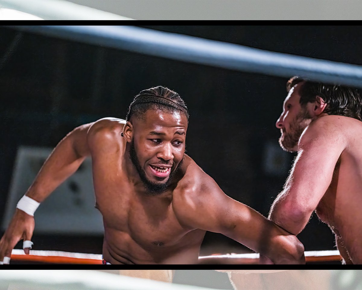 Lowlight_Baz tweet media