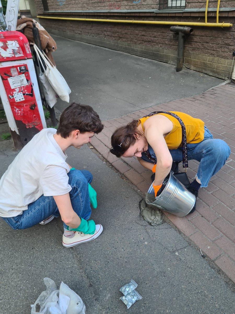 NarsJh's tweet photo. Вчора з друзями зробили мозаїчки на київських тротуарах
Ями самі себе не залатають https://t.co/LvT0miWMpY