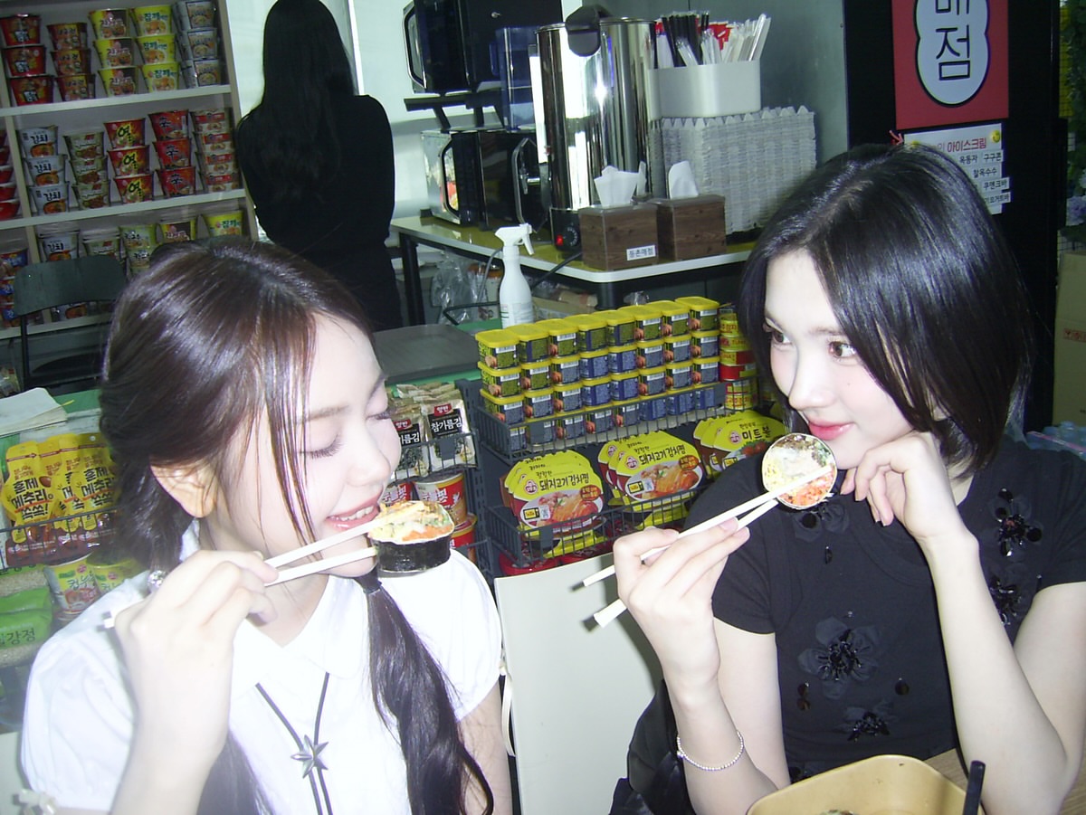 chaerryngie's tweet photo. 매점에서🥢 #ChasingBackToTheChase
#Hearts2Hearts #하츠투하츠 #H2H
#TheChase #Hearts2Hearts_TheChase #하투하 #지우 #최지우 #JIWOO https://t.co/z1L2zChUD8