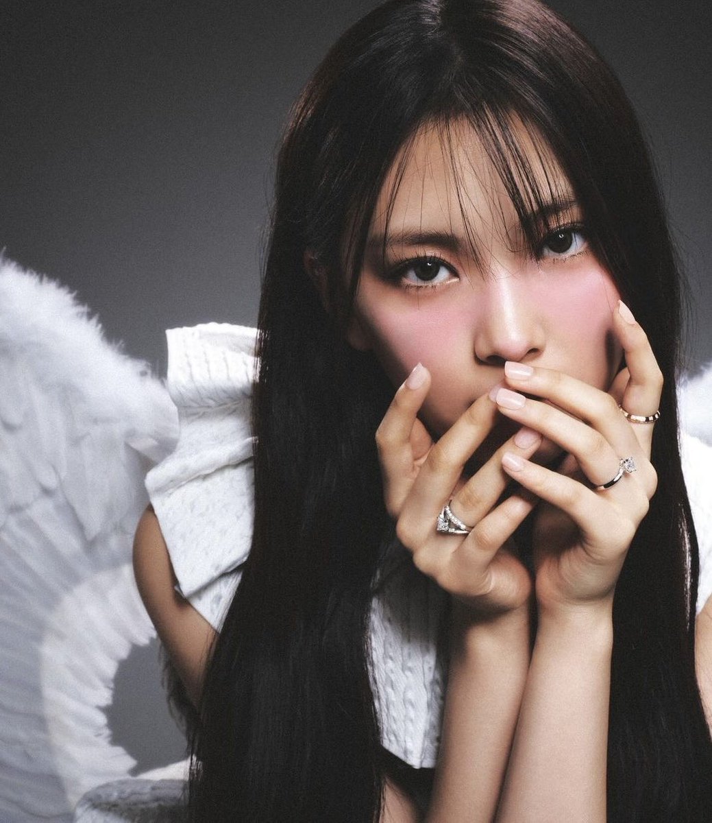 Alucardaviary's tweet photo. [⭐️] In honor of Hyein 17th birthday, let’s look back at some of her best looks; a thread 🧵 https://t.co/cBhkvkd6Oi