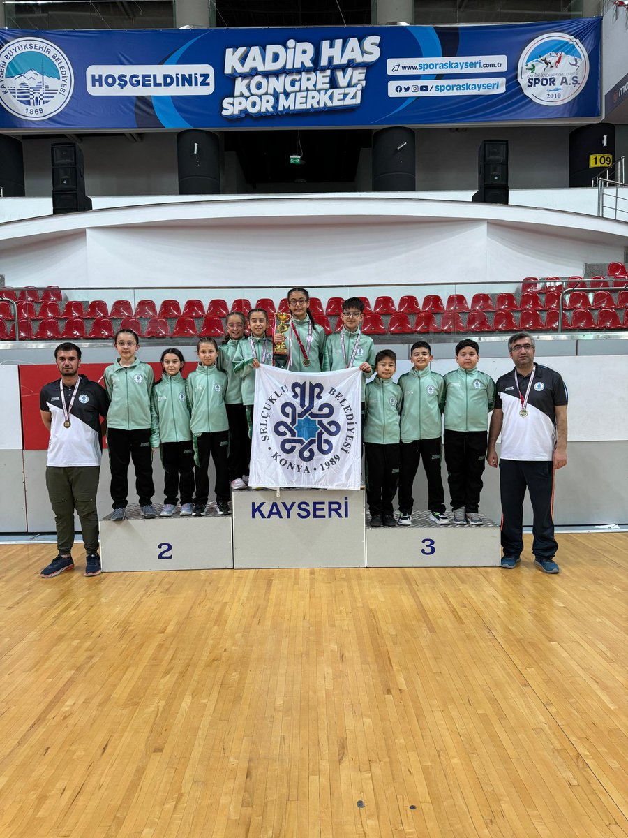 Selcuklubelspor's tweet photo. Tebrikler Çocuklar 🏓👏🏻👏🏻

Selçuklu Belediyespor Kulübü Masa Tenisi Takımımız, Kayseri’de düzenlenen Minikler Türkiye Şampiyonasına damga vurdu. Minik Sporcularımız Kızlar kategorisinde Türkiye İkincisi olmayı başardı. Ferdi müsabakalarda mücadele eden sporcularımızdan Ceyda Dökmeci Türkiye Şampiyonu, Mustafa Kayra Turan ise Türkiye üçüncüsü olarak önemli bir başarıya imza attı.  
Başarıda emeği geçen sporcularımızı ve antrenörlerimizi tebrik ediyoruz. 

#SporunMerkeziSelçuklu