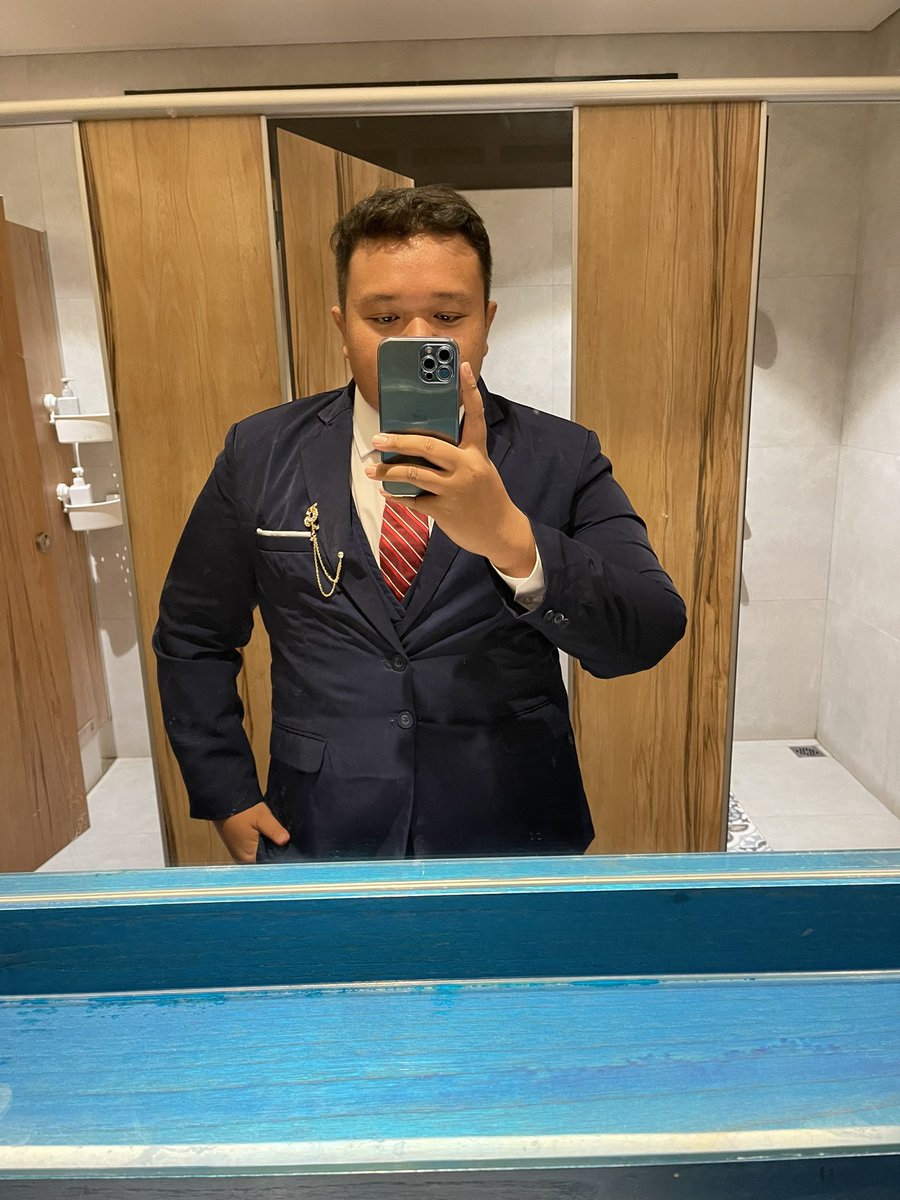 Guys aku ga jelek banget ko, aku juga ga bau bada, aku punya kerjaan, bisa bayar makanan aku sendiri kalo kita ngedate. Tapi ko ga ada satupun ya yg mau. Aku bosen tiap nonton selalu sendirian ga ada temen sharing . "Maaf bukan pick me"