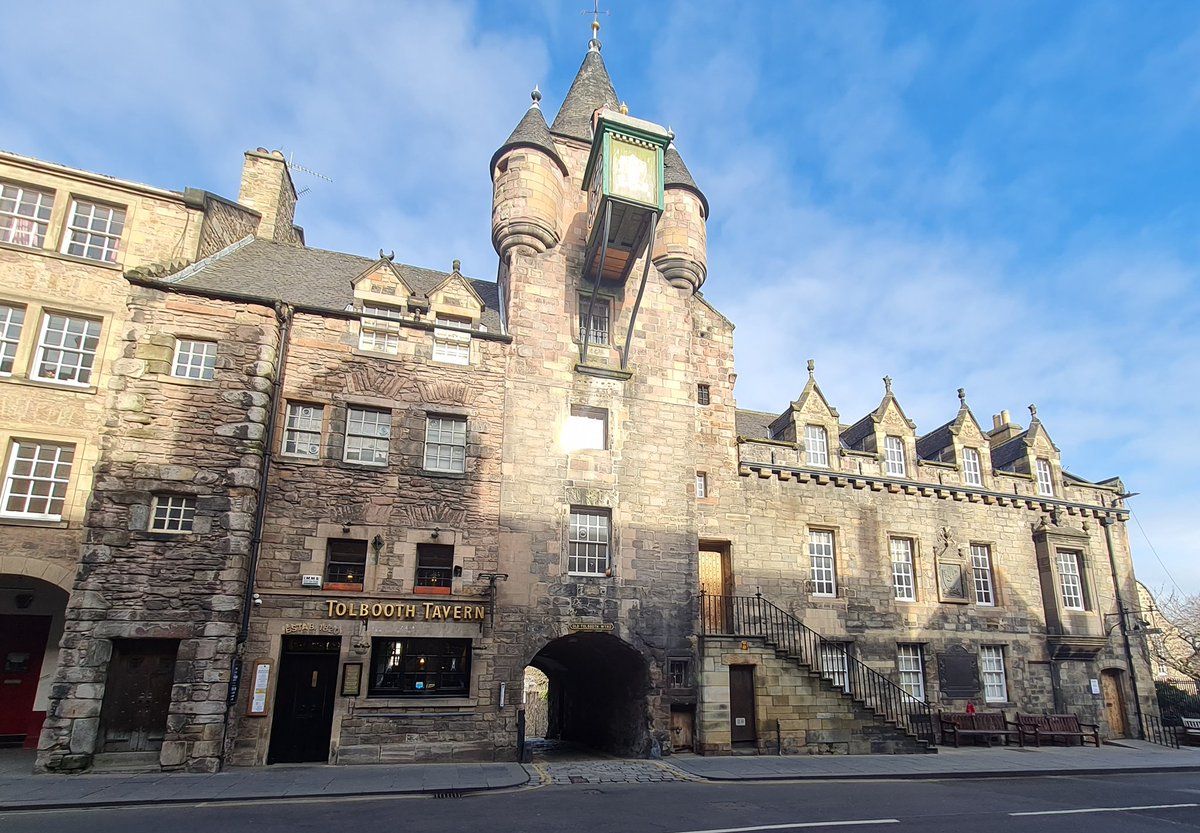 VinnieSull1van's tweet photo. This is one of my favourite buildings in Great Britain. Not only is this a historic and visibly mesmerising structure within itself, but it's also a pub called the Tolbooth Tavern on #Canongate in #Edinburgh, #Scotland. When people ask me some of my favourite buildings to exist, I often refer to this absolute treasure. @Britains___Pubs