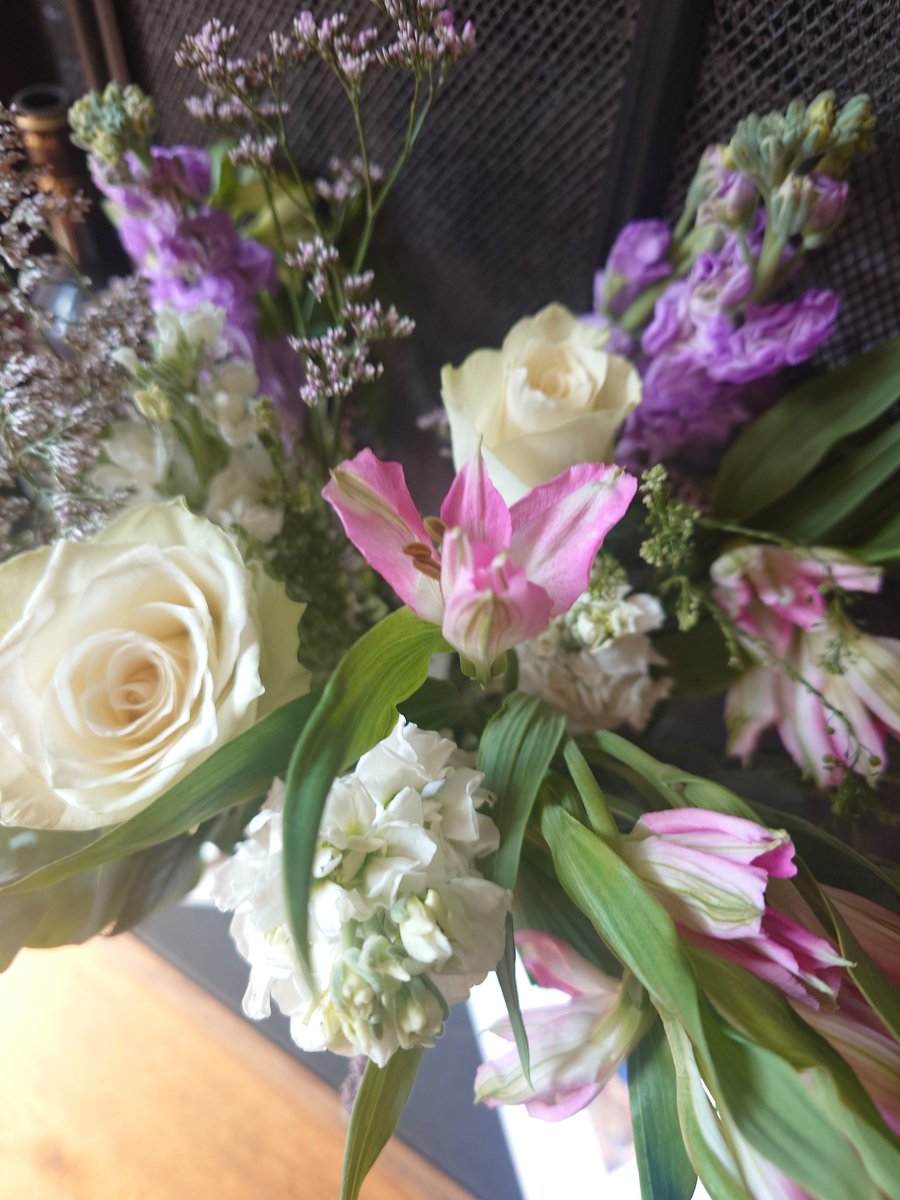 Flowers make everything 🤩 when life is all a bit 💩