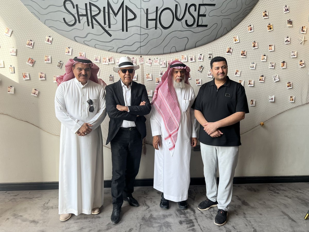 rayanabdullah30's tweet photo. في ضياف�� الاخ صلاح الردادي في مطعمه الرائع Shrimps House في الرياض وبحضور الاخ محمد صقر والمشهور الشيف ابو عمر من مطعم البيت الدمشقي
Garnelen essen mit Freunde im Restaurant Shrimps Haus in Riad https://t.co/4pCWaJhvkd