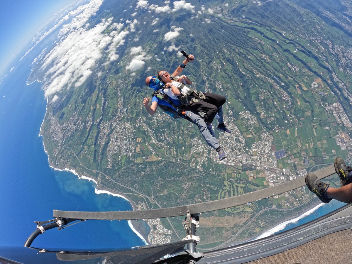 FLY974pointcom's tweet photo. La photo du jour #parachutisme #skydive #gotoreunion #gopro #goprochallenge #goprophotography #ralsa_fishing_gear #ileintense https://t.co/Bx5xaqQP6h