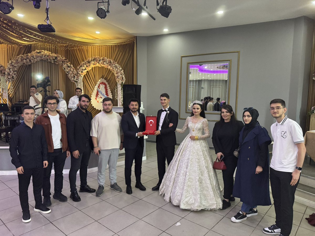 tuzlaakgenclik's tweet photo. AK Parti Tuzla Gençlik Kolları olarak, geçmiş dönem İlçe Gençlik Kolları Yürütme Kurulu Üyemiz İsmail Durmaz’ın kardeşi Burak ve Büşranur çiftinin düğün merasimine katıldık. Çiftimize bir ömür boyu mutluluklar diliyoruz. https://t.co/PrMfZ1hTjD