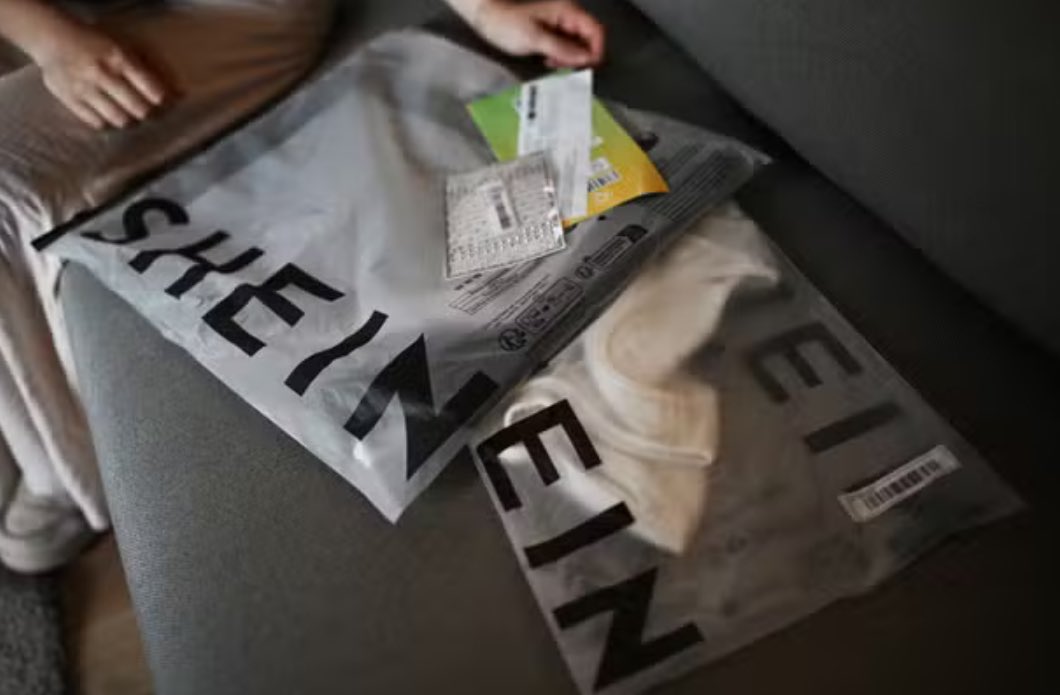 La meilleure mesure pour lutter contre la fast fashion est de redonner du pouvoir d’achat aux français !! 

C’est à dire, des salaires qui soient dignes, qui n’obligent pas les gens à devoir choisir entre se loger, se chauffer, se vêtir ou manger…

Tout le reste n’est que faire