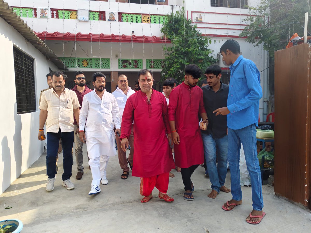 DigvijayJai's tweet photo. विधानसभा क्षेत्र खलीलाबाद के नगर पालिका क्षेत्र मड़या  के श्री सम्पूर्णानंद पाण्डेय ( एडवोकेट )जी के यहां  अखण्ड रामायण पाठ की पूर्णाहुति में पहुंचकर प्रसाद ग्रहण किया । https://t.co/dQDEVpqksG