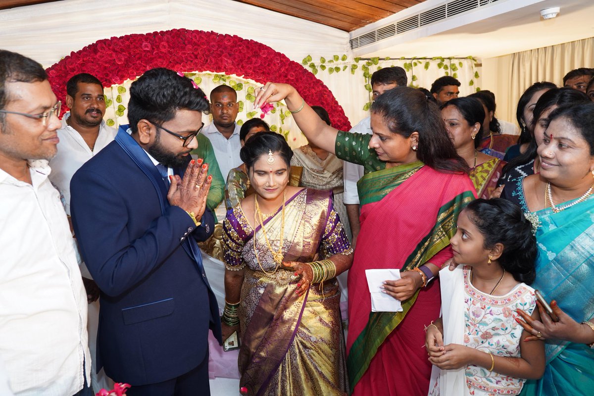 RaoKavitha's tweet photo. ఖమ్మంలో తెలంగాణ జాగృతి నాయకురాలు గట్టు అరుణ గారి కుమారుడి వివాహ రిసెప్షన్ కు హాజరవడం జరిగింది. నూతన దంపతులు సాయి వివేక్ -  పావని గార్లకు వివాహ శుభాకాంక్షలు. https://t.co/N9ZYWJ6wkA