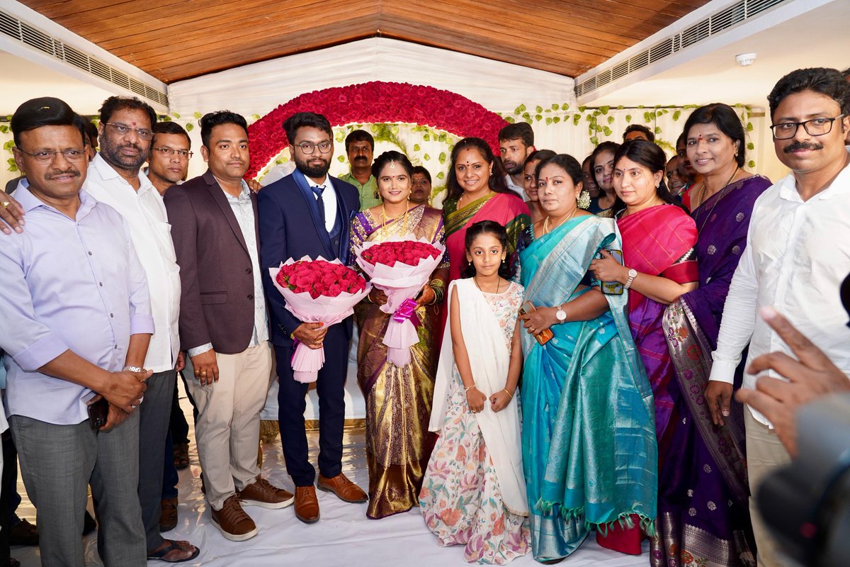 RaoKavitha's tweet photo. ఖమ్మంలో తెలంగాణ జాగృతి నాయకురాలు గట్టు అరుణ గారి కుమారుడి వివాహ రిసెప్షన్ కు హాజరవడం జరిగింది. నూతన దంపతులు సాయి వివేక్ -  పావని గార్లకు వివాహ శుభాకాంక్షలు. https://t.co/N9ZYWJ6wkA