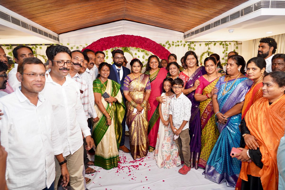 RaoKavitha's tweet photo. ఖమ్మంలో తెలంగాణ జాగృతి నాయకురాలు గట్టు అరుణ గారి కుమారుడి వివాహ రిసెప్షన్ కు హాజరవడం జరిగింది. నూతన దంపతులు సాయి వివేక్ -  పావని గార్లకు వివాహ శుభాకాంక్షలు. https://t.co/N9ZYWJ6wkA