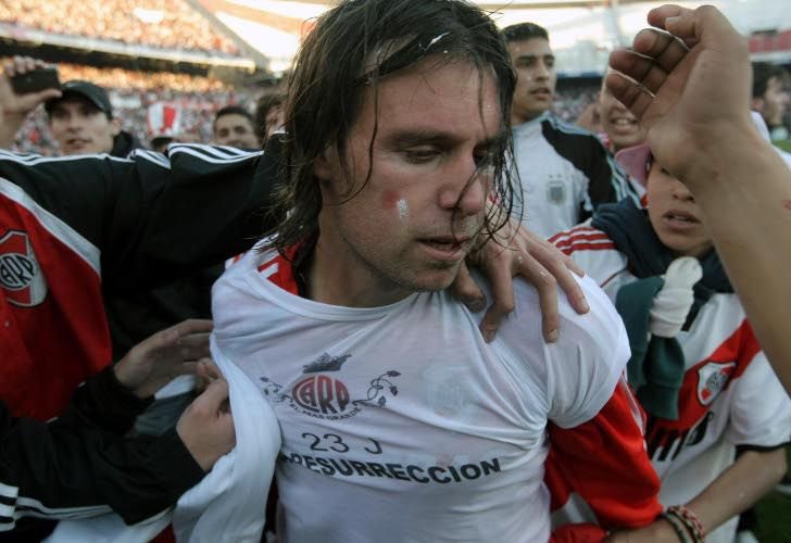 Domingo de resurrección. 

Si, festejaron un ascenso y en la remera pusieron esa palabra. ¿Por qué? Porque sabían perfectamente que habían muerto para siempre al irse al descenso. Hay cosas de las que no se vuelven y pasear un año por el país dando lastima, es una de ellas.