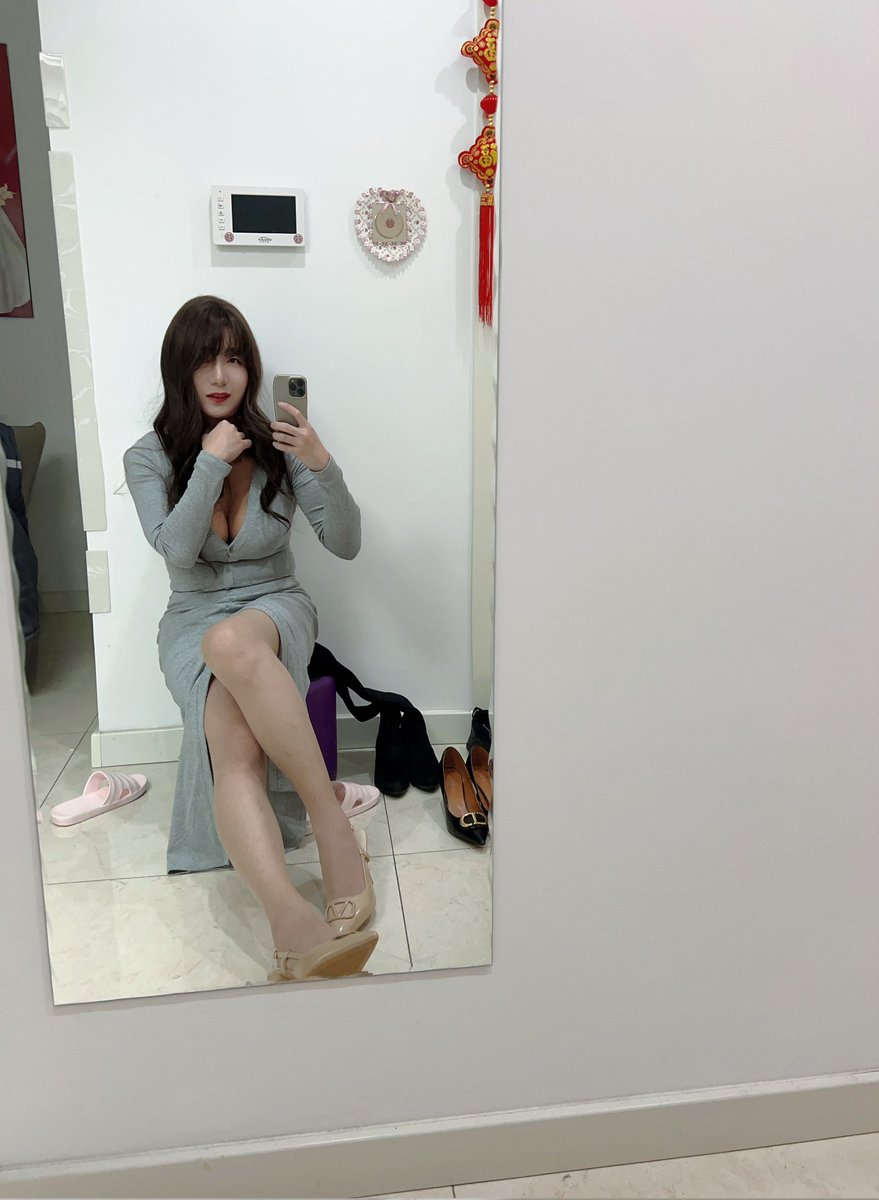 yu04729137's tweet photo. 哥哥家的结婚照还在，好有偷情感 #伪娘 #cdts #变装 #男娘cd https://t.co/vFIkL49gMO