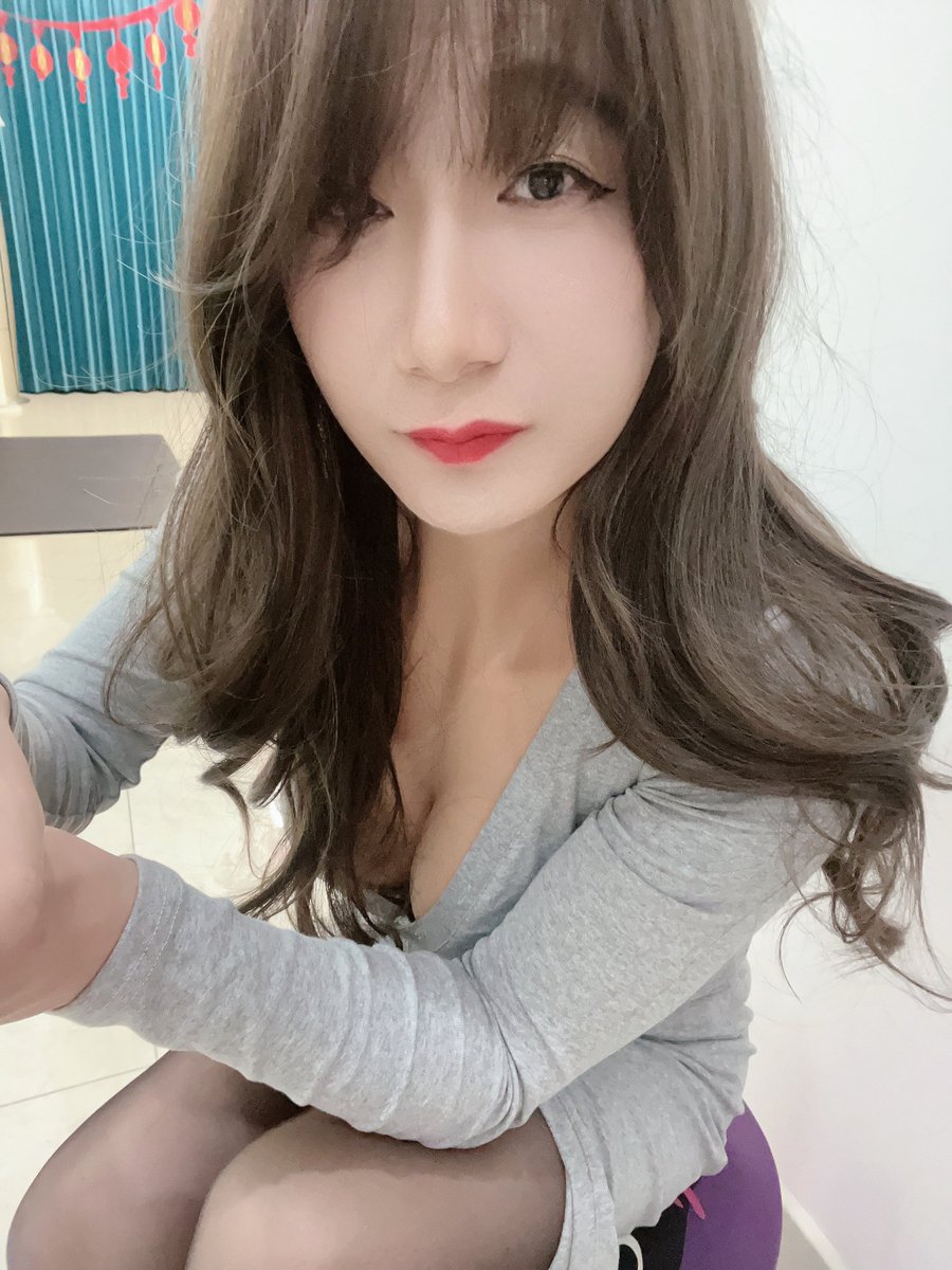 yu04729137's tweet photo. 哥哥家的结婚照还在，好有偷情感 #伪娘 #cdts #变装 #男娘cd https://t.co/vFIkL49gMO