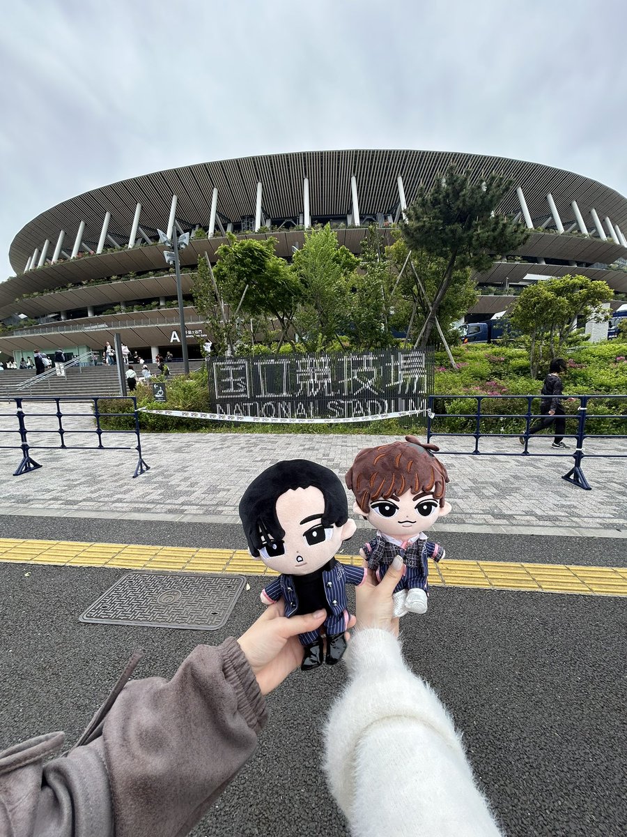 R_e_n0216's tweet photo. まさかアリーナより近くで本人達を見ることができるとは思ってもなくてびっくりした😳❕🌀
神席だったし、激近で本人たちを見れるとは????当選してくれた友達にはほんとに感謝!!!!!やっぱりSnowMan大好き🫶🏻🎀
#SnowMan_1ststadiumlive #新国立競技場 #SnowManLIVE https://t.co/UEj1wIMt3m