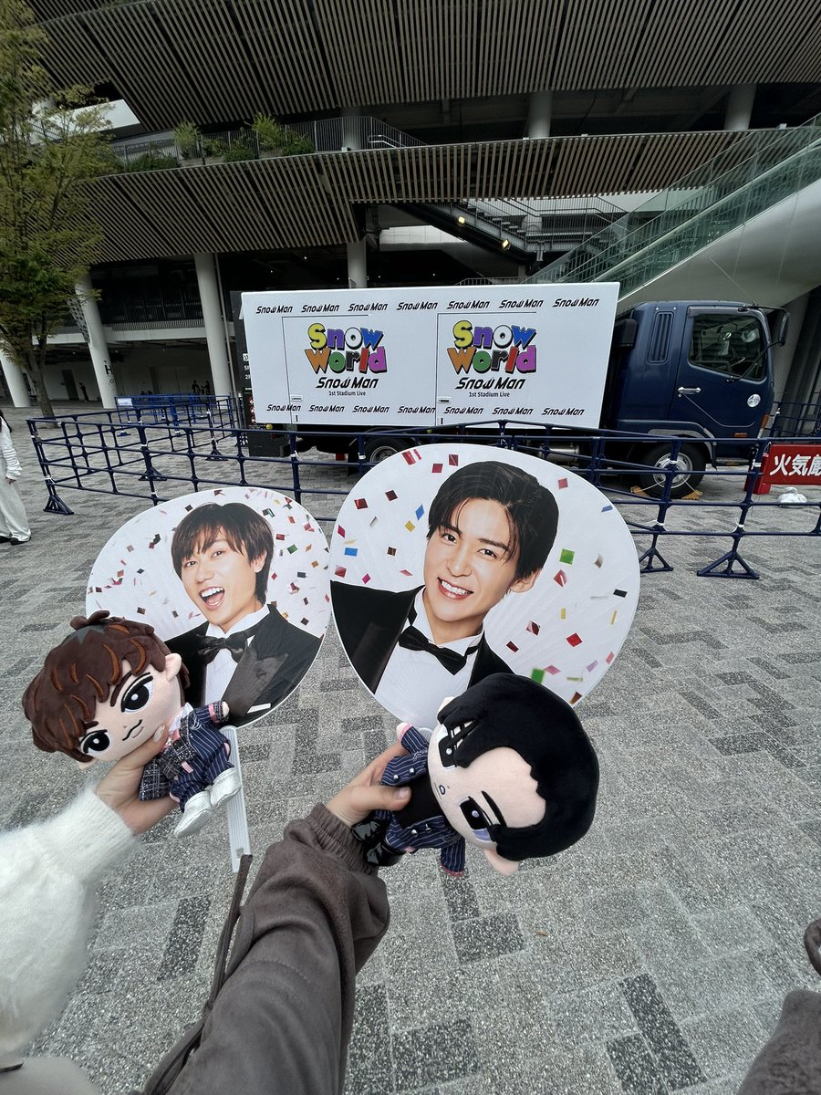 R_e_n0216's tweet photo. まさかアリーナより近くで本人達を見ることができるとは思ってもなくてびっくりした😳❕🌀
神席だったし、激近で本人たちを見れるとは????当選してくれた友達にはほんとに感謝!!!!!やっぱりSnowMan大好き🫶🏻🎀
#SnowMan_1ststadiumlive #新国立競技場 #SnowManLIVE https://t.co/UEj1wIMt3m