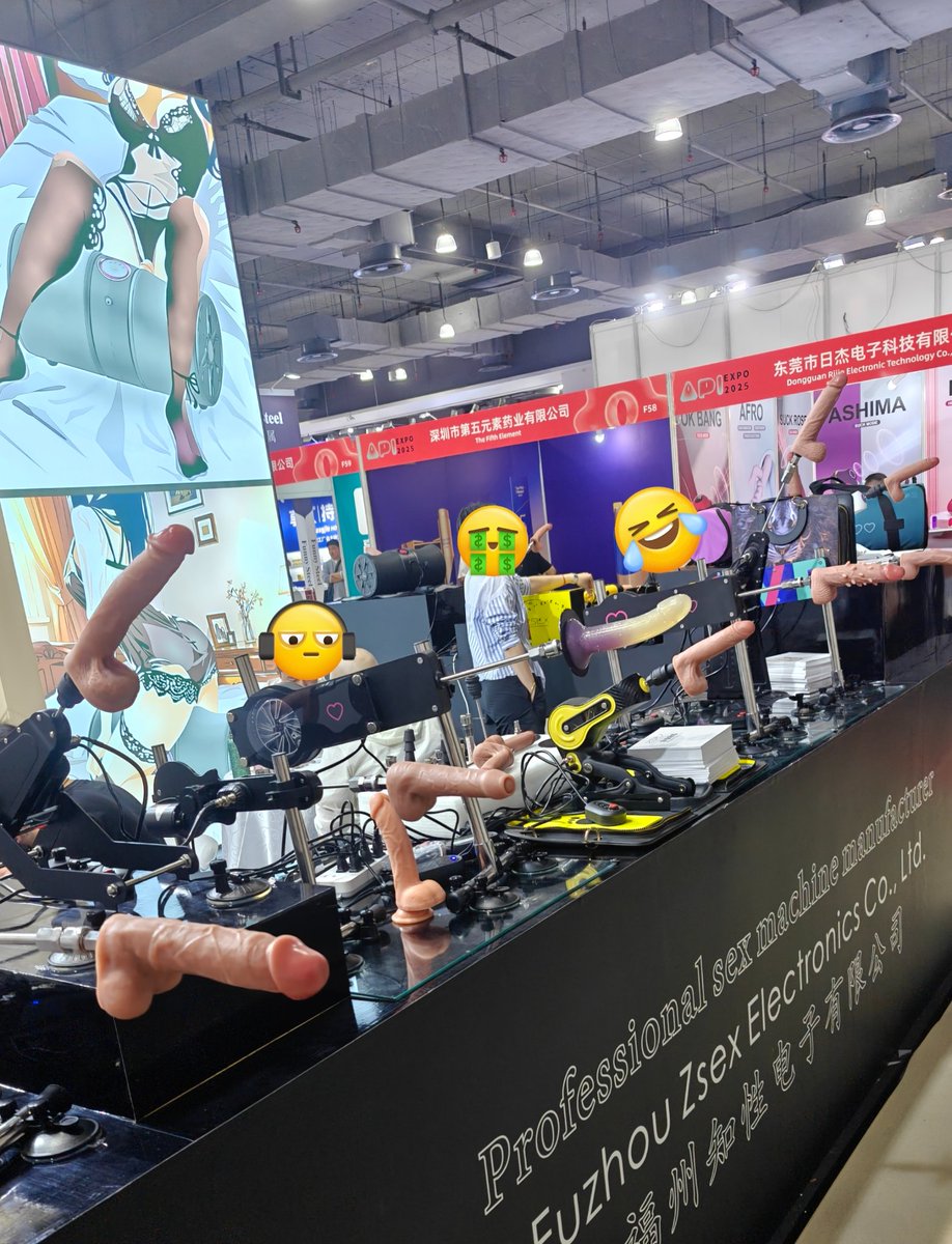 zz2027916's tweet photo. 上海成人展，大开眼界，怪东西是真不少。看到了现场体验拘束+鞭打，还是有大批陌生人围观拍照的情况，乡下社恐人士表示极度震惊 https://t.co/TSEDiUz9Iw