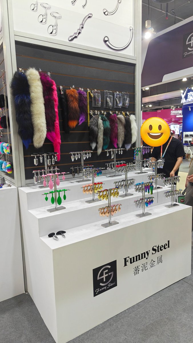 zz2027916's tweet photo. 上海成人展，大开眼界，怪东西是真不少。看到了现场体验拘束+鞭打，还是有大批陌生人围观拍照的情况，乡下社恐人士表示极度震惊 https://t.co/TSEDiUz9Iw
