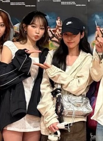kcwbstgrl's tweet photo. ROH YOONSEO AND CHAEWON HELLO https://t.co/K2MrQ9hmy3