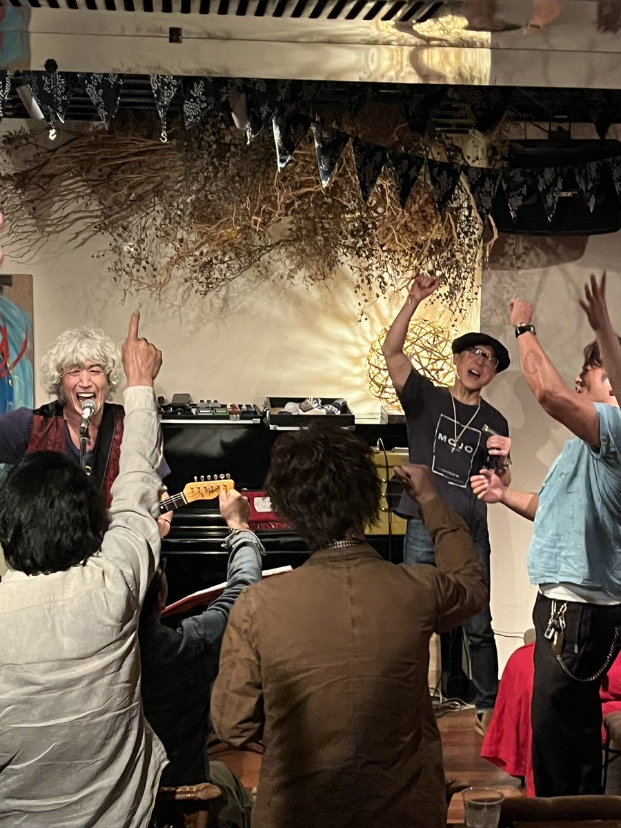 3KINGS以来の三宅伸治氏

ブギ、セカンドライン、ジャングルビートからチャックベリー までロックンロールマナーに溢れまくった夜でした♫