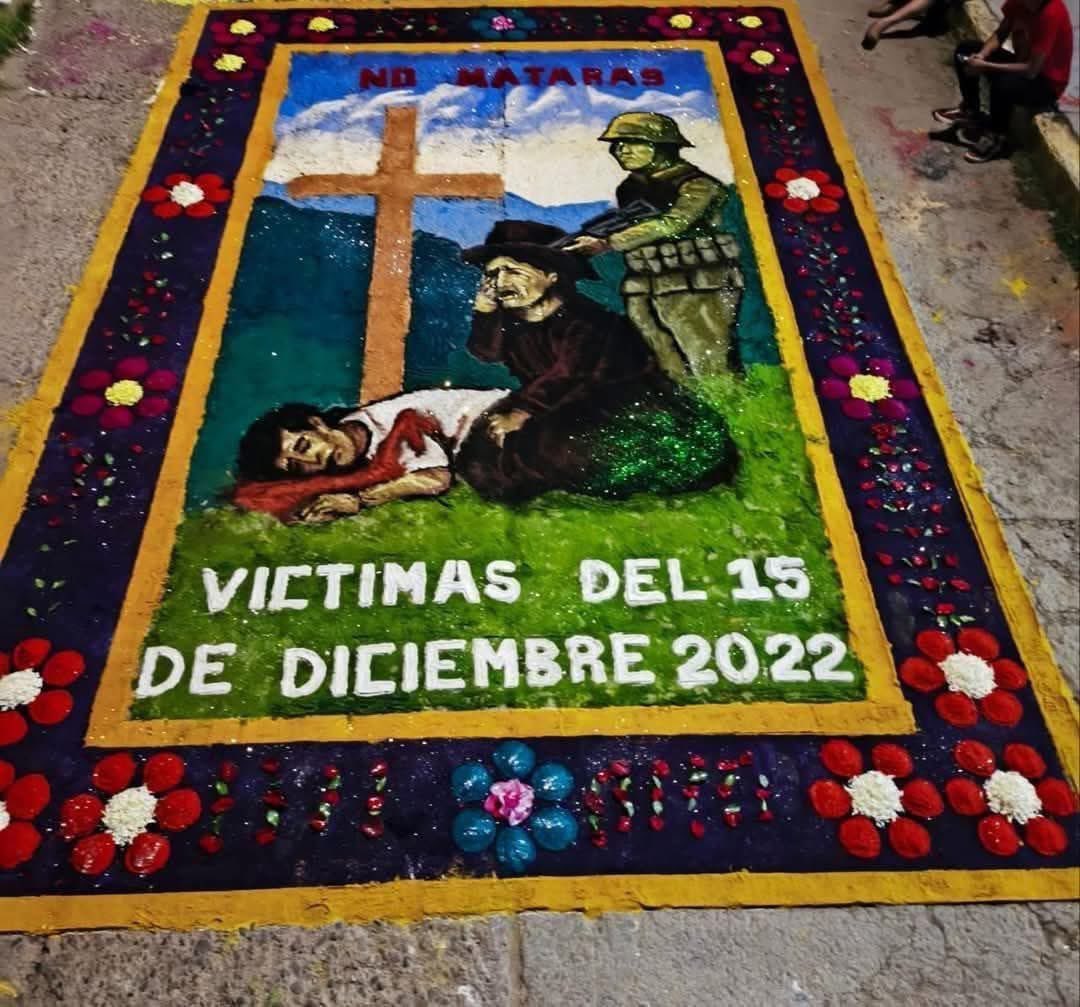 AdrianSarriaMu's tweet photo. Termina la Semana Santa en Ayacucho. La región vive un espiral de dolor y la alfombra de los familiares de las víctimas de la masacre del 15/12/22 por el gobierno de Dina Boluarte lo refleja: “No matarás”. Se ve a un militar tras ejecutar a un civil, frente al llanto de su madre. https://t.co/CX6fNS0Xq1