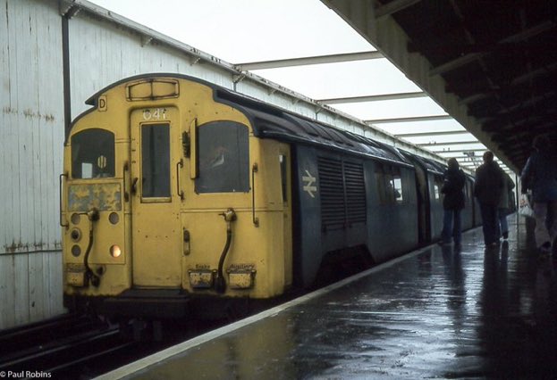 A rainy Ryde Pier Head. Ex LU standard stock 4VEC 041. 

📷 me