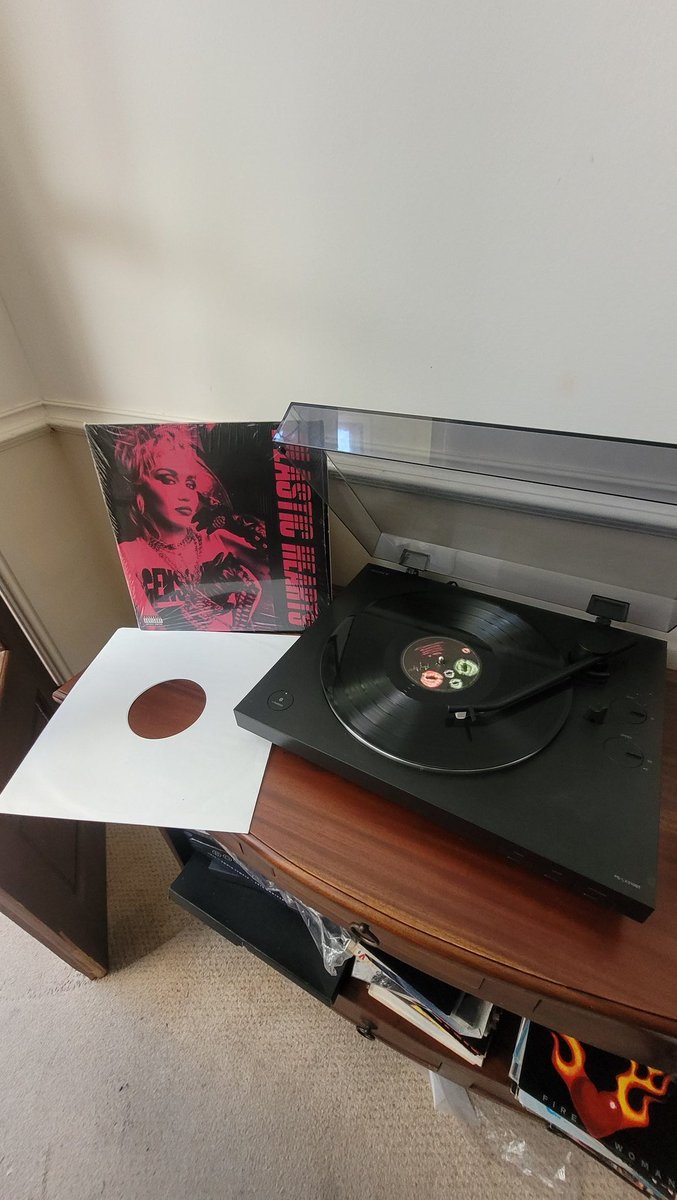 DebsHol50's tweet photo. #Nowplaying #vinyl #plastichearts Miley Cyrus,Prisoner 🎤🎸🎼🎹 https://t.co/ssvbFYxdxy