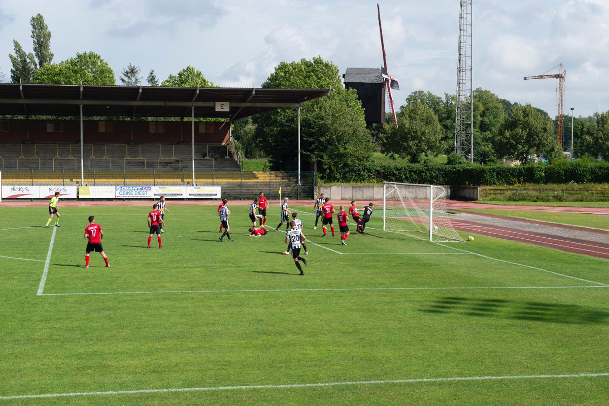 KFC Diest aan de Warande is een van de 3️⃣0️⃣ ‘pleinen’ in ons stadionboek ‘Plein’.

Bij #KFCDiest streken in 1980 twee Iraanse voetballers neer: Asghar Sadri en Moslem Khani. Die laatste was een Maradona-lookalike en werd een paar jaar later vermoord. Sadri bouwde een mooie