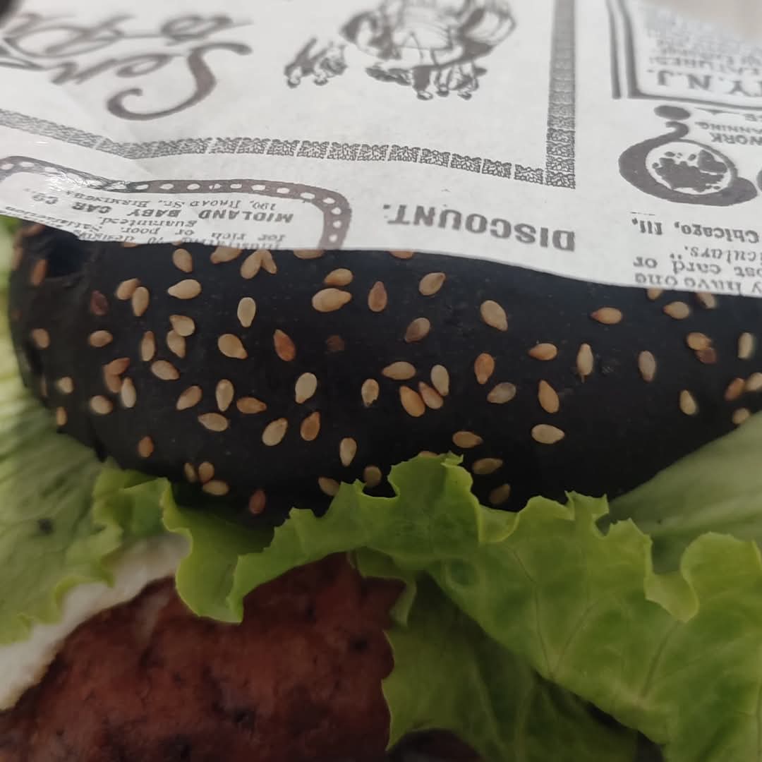 Una hamburguesa gallega con queso de tetilla es puro amor entre panes. El queso de tetilla derretido abrazando la carne, la cebolla caramelizada poniéndole dulzura, el huevo sumando jugosidad y ese pan...estamos hablando de alta arquitectura gocha @blackbull_bbb #SalvaterradeMiño